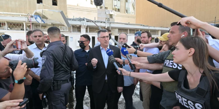 El ministro de Asuntos Exteriores, Gideon Saar, en el lugar del ataque con misiles iraníes contra el Centro Médico Soroka en Beersheba, el 19 de junio de 2025. (Shlomi Amsallem/GPO)