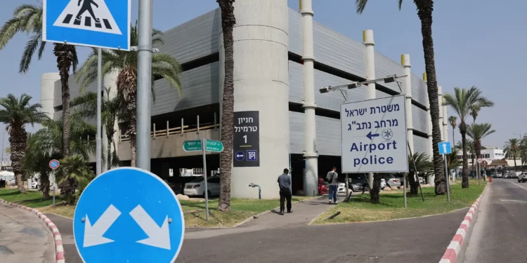 La gente pasa junto a un cartel que indica la comisaría del Aeropuerto Internacional Ben Gurion el 10 de junio de 2025. (Jack Guez/ AFP)