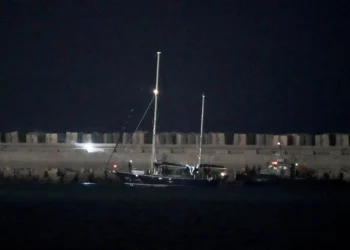 El barco de ayuda Madleen, con destino a Gaza, escoltado por fuerzas navales israelíes, ingresa al puerto de Ashdod, en el sur de Israel, tras ser capturado por las fuerzas israelíes, el 9 de junio de 2025. (Foto AP/Leo Correa)