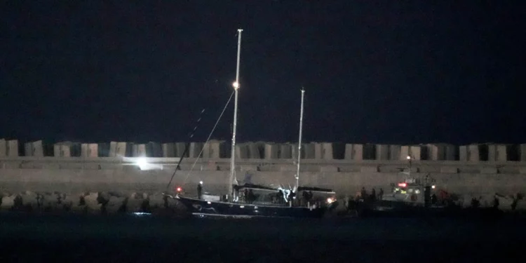 El barco de ayuda Madleen, con destino a Gaza, escoltado por fuerzas navales israelíes, ingresa al puerto de Ashdod, en el sur de Israel, tras ser capturado por las fuerzas israelíes, el 9 de junio de 2025. (Foto AP/Leo Correa)