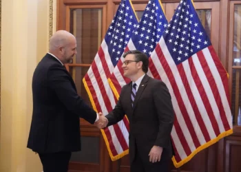El presidente de la Knéset, Amir Ohana (izquierda), estrecha la mano del presidente de la Cámara de Representantes, Mike Johnson, en Washington, el 7 de febrero de 2024 (Oficina de Prensa del presidente de la Cámara de Representantes).