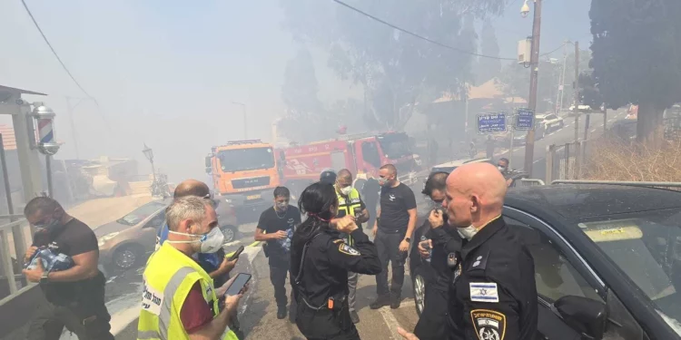 La policía evacua a los residentes de la zona de un incendio forestal en el barrio de Halisa, en Haifa, el 29 de junio de 2025. (Policía de Israel)