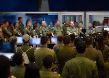 El jefe de la Dirección de Inteligencia Militar, mayor general Shlomi Binder (imagen borrosa), habla con soldados en un centro de mando, el 19 de junio de 2025. (Fuerzas de Defensa de Israel)