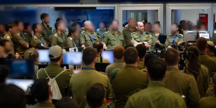 El jefe de la Dirección de Inteligencia Militar, mayor general Shlomi Binder (imagen borrosa), habla con soldados en un centro de mando, el 19 de junio de 2025. (Fuerzas de Defensa de Israel)
