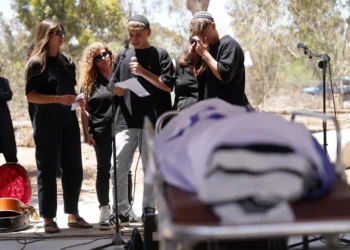 La familia del rehén asesinado Yair Yaakov habla en su funeral en el kibutz Nir Oz, el 20 de junio de 2025. (Dana Rani/Foro de Rehenes y Familias Desaparecidas)