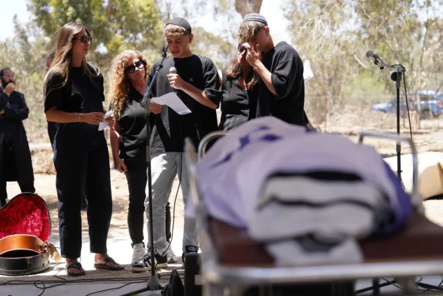 El rehén asesinado Yair Yaakov fue enterrado en el kibutz Nir Oz