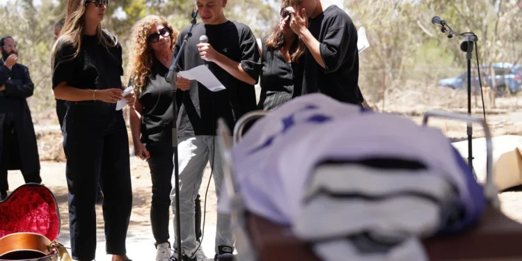 La familia del rehén asesinado Yair Yaakov habla en su funeral en el kibutz Nir Oz, el 20 de junio de 2025. (Dana Rani/Foro de Rehenes y Familias Desaparecidas)