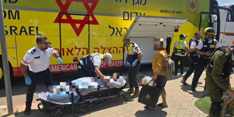 Pacientes son evacuados del Centro Médico Soroka en Beersheba después de que un misil iraní impactara el hospital, el 19 de junio de 2025 (Magen David Adom)