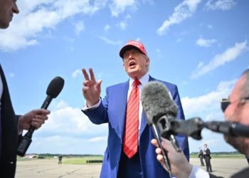 El presidente de Estados Unidos, Donald Trump, habla con la prensa a su llegada al Aeropuerto Municipal de Morristown, Nueva Jersey, el 20 de junio de 2025. Trump se dirige a su campo de golf en Bedminster para una cena benéfica de MAGA Inc. (Foto de Mandel NGAN / AFP)