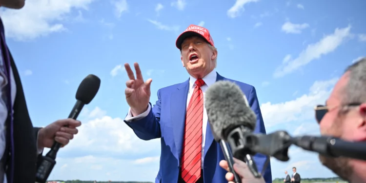 El presidente de Estados Unidos, Donald Trump, habla con la prensa a su llegada al Aeropuerto Municipal de Morristown, Nueva Jersey, el 20 de junio de 2025. Trump se dirige a su campo de golf en Bedminster para una cena benéfica de MAGA Inc. (Foto de Mandel NGAN / AFP)
