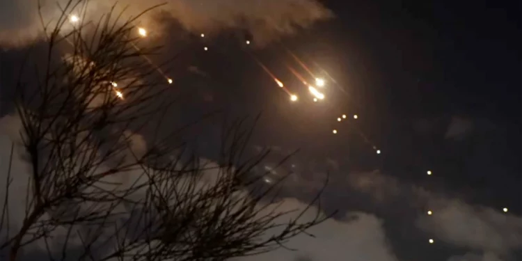 La imagen tomada de un video muestra misiles disparados desde Irán siendo interceptados sobre Jerusalén, el 1 de octubre de 2024. (AP)