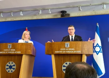 El ministro de Asuntos Exteriores, Gideon Sa'ar (der.), habla en una conferencia de prensa con la ministra austriaca de Asuntos Exteriores, Beate Meinl-Reisinger, en Jerusalén el 30 de junio de 2025 (Lazar Berman/Times of Israel).