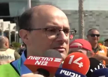 El director general del Centro Médico Soroka, Prof. Shlomi Kodesh, habla con la prensa sobre el ataque con misiles iraníes al hospital, el 19 de junio de 2025 (captura de pantalla del video).