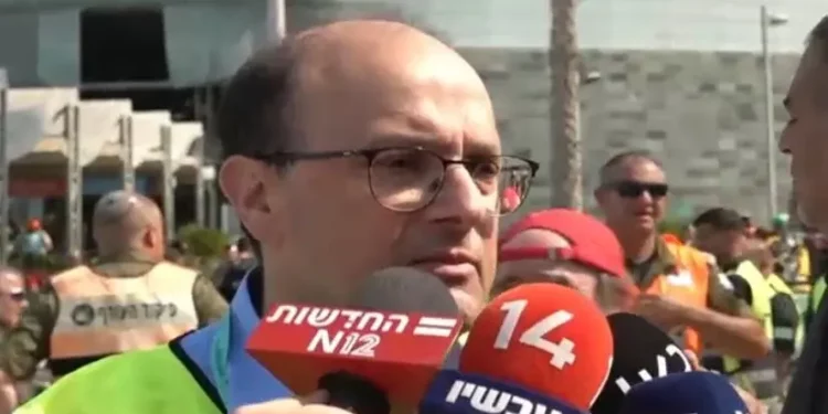 El director general del Centro Médico Soroka, Prof. Shlomi Kodesh, habla con la prensa sobre el ataque con misiles iraníes al hospital, el 19 de junio de 2025 (captura de pantalla del video).