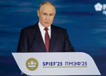 El presidente ruso, Vladimir Putin, habla en una sesión plenaria del Foro Económico Internacional de San Petersburgo, Rusia, el 20 de junio de 2025. (Vyacheslav Viktorov/ Fundación Roscongress vía AP)