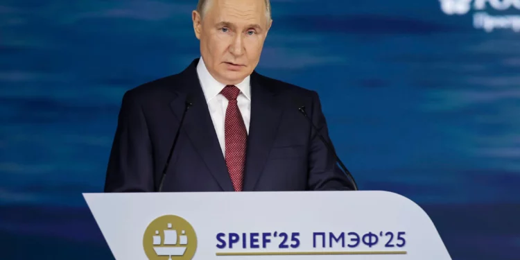 El presidente ruso, Vladimir Putin, habla en una sesión plenaria del Foro Económico Internacional de San Petersburgo, Rusia, el 20 de junio de 2025. (Vyacheslav Viktorov/ Fundación Roscongress vía AP)