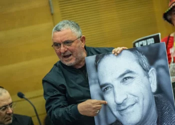 Danny Elgarat, hermano del rehén asesinado Itzik Elgarat, habla durante una reunión del Comité de Seguridad Nacional en la Knéset el 10 de marzo de 2025. (Yonatan Sindel/Flash90)