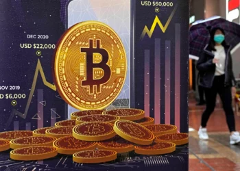 Un anuncio de la criptomoneda Bitcoin se exhibe en una calle de Hong Kong, el 17 de febrero de 2022. (Foto AP/Kin Cheung, Archivo)