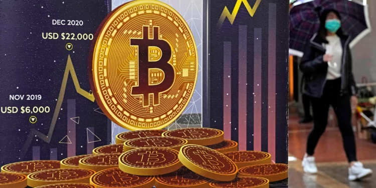 Un anuncio de la criptomoneda Bitcoin se exhibe en una calle de Hong Kong, el 17 de febrero de 2022. (Foto AP/Kin Cheung, Archivo)