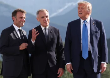 (De izq. a der.) El presidente francés, Emmanuel Macron; el primer ministro canadiense, Mark Carney; y el presidente estadounidense, Donald Trump, en la cumbre del Grupo de los Siete (G7) en el campo de golf Kananaskis Country, en Kananaskis, Alberta, Canadá, el 16 de junio de 2025. (Suzanne Plunkett / POOL / AFP)