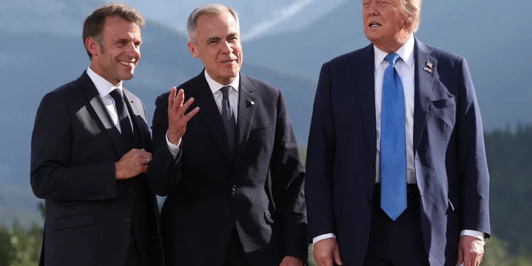 (De izq. a der.) El presidente francés, Emmanuel Macron; el primer ministro canadiense, Mark Carney; y el presidente estadounidense, Donald Trump, en la cumbre del Grupo de los Siete (G7) en el campo de golf Kananaskis Country, en Kananaskis, Alberta, Canadá, el 16 de junio de 2025. (Suzanne Plunkett / POOL / AFP)