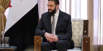 El presidente interino de Siria, Ahmed al-Sharaa, recibe al ministro de Asuntos Exteriores de Arabia Saudita en Damasco, Siria, el 31 de mayo de 2025. (SANA / AFP)
