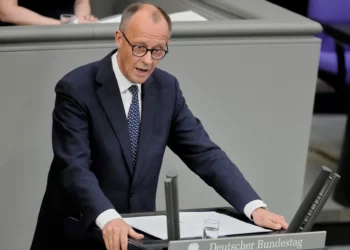 Friedrich Merz pronuncia su primer discurso como canciller alemán en el parlamento de Berlín, Alemania, el 14 de mayo de 2025. (Foto AP/Markus Schreiber)