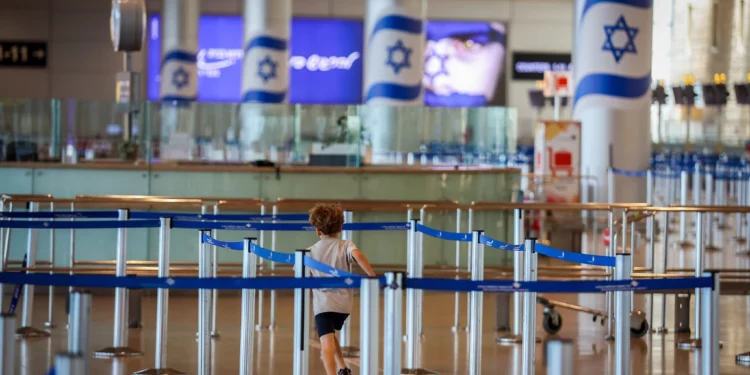 Se ve el aeropuerto Ben Gurión casi vacío después de que se cancelaran todos los vuelos tras el inicio de los ataques israelíes en Irán, el 13 de junio de 2025. (Roy Alima/Flash90)