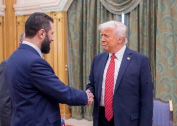Una imagen recortada proporcionada por el Palacio Real Saudí muestra al presidente estadounidense Donald Trump (der.) estrechando la mano del presidente interino sirio Ahmed al-Sharaa (izq.) en Riad el 14 de mayo de 2025. (Bandar AL-JALOUD / Palacio Real Saudí / AFP)
