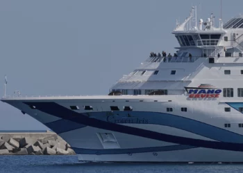 El crucero Crown Iris, que transporta a miles de ciudadanos israelíes varados de regreso a Israel, zarpa del principal puerto de Chipre, Limassol, el 19 de junio de 2025. (Foto AP/Petros Karadjias)