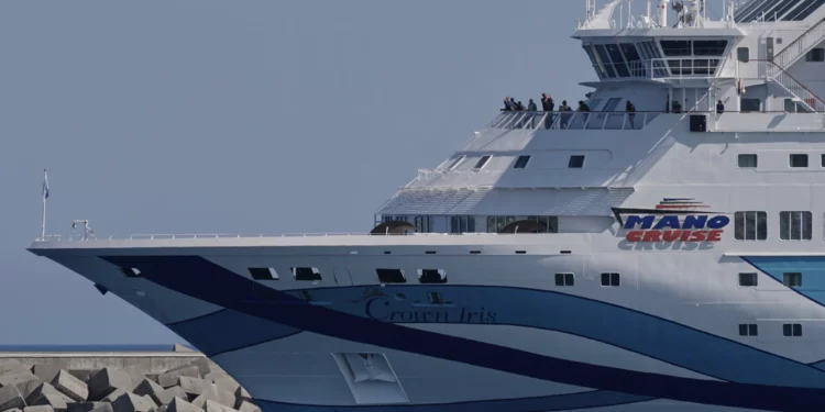 El crucero Crown Iris, que transporta a miles de ciudadanos israelíes varados de regreso a Israel, zarpa del principal puerto de Chipre, Limassol, el 19 de junio de 2025. (Foto AP/Petros Karadjias)