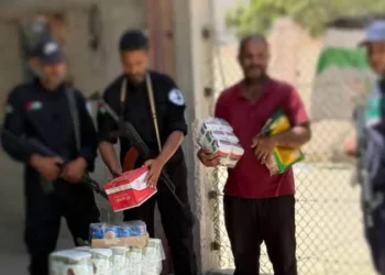 Miembros de la banda Abu Shabab en Gaza, en capturas de pantalla de un video reciente publicado por el grupo. (captura de pantalla: Facebook)