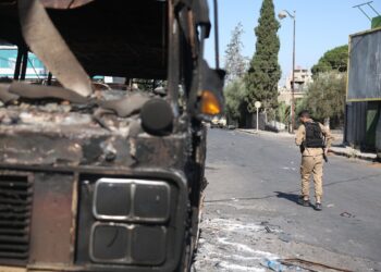 Las fuerzas de seguridad sirias se despliegan en medio de los enfrentamientos en curso en la ciudad sureña de Sweida el 16 de julio de 2025 en la provincia predominantemente drusa de Sweida (Foto de Omar HAJ KADOUR / AFP)