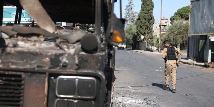 Las fuerzas de seguridad sirias se despliegan en medio de los enfrentamientos en curso en la ciudad sureña de Sweida el 16 de julio de 2025 en la provincia predominantemente drusa de Sweida (Foto de Omar HAJ KADOUR / AFP)