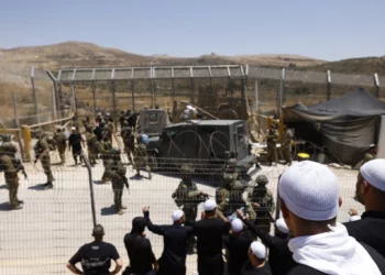 Las tropas israelíes toman medidas para impedir que los sirios drusos crucen hacia los Altos del Golán, cerca de Majdal Shams el 16 de julio de 2025 (Jalaa MAREY / AFP)