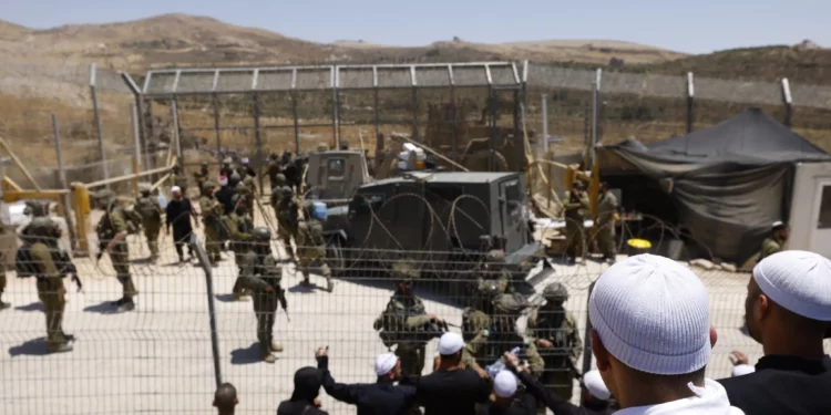 Las tropas israelíes toman medidas para impedir que los sirios drusos crucen hacia los Altos del Golán, cerca de Majdal Shams el 16 de julio de 2025 (Jalaa MAREY / AFP)