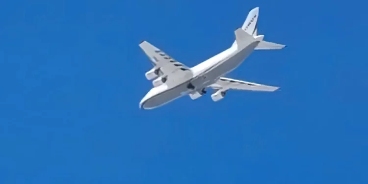 El pesado avión de carga An-124 Condor aparece en el restringido espacio aéreo de Kiev