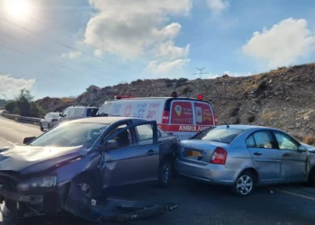 Hombre muere atropellado durante tratamiento en carretera