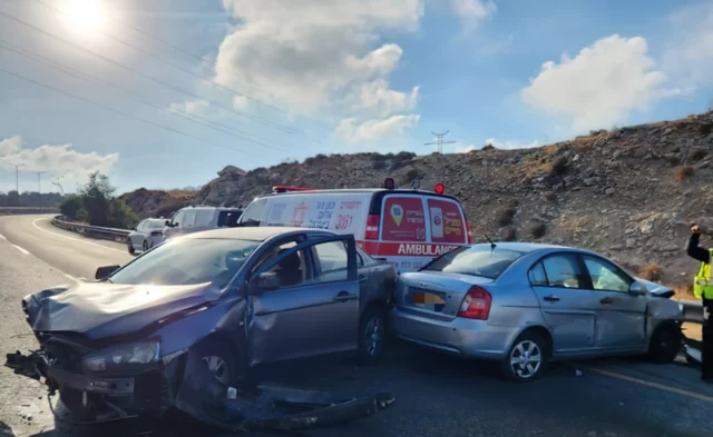 Hombre muere atropellado durante tratamiento en carretera