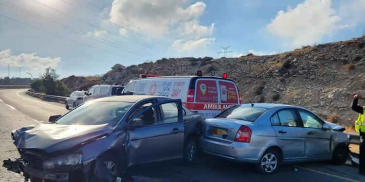 Hombre muere atropellado durante tratamiento en carretera