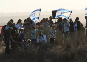 Activistas avanzan hacia Gaza en espera de autorización para asentamientos