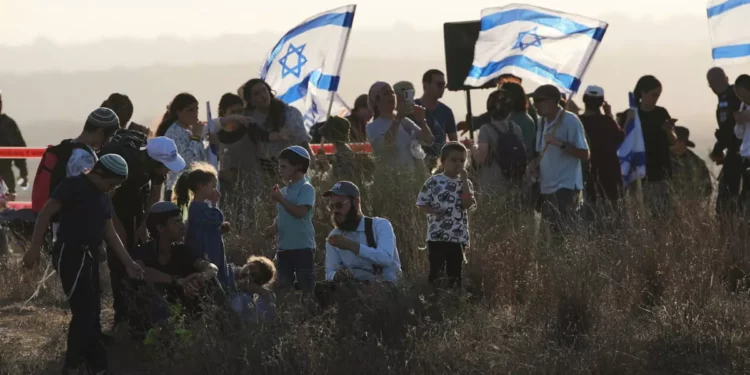 Activistas avanzan hacia Gaza en espera de autorización para asentamientos