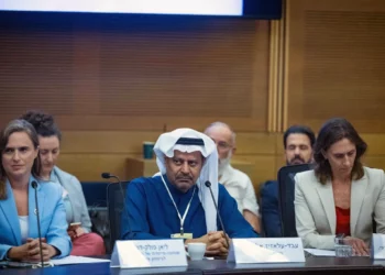 Activistas saudíes y sirios visitan el parlamento de Israel