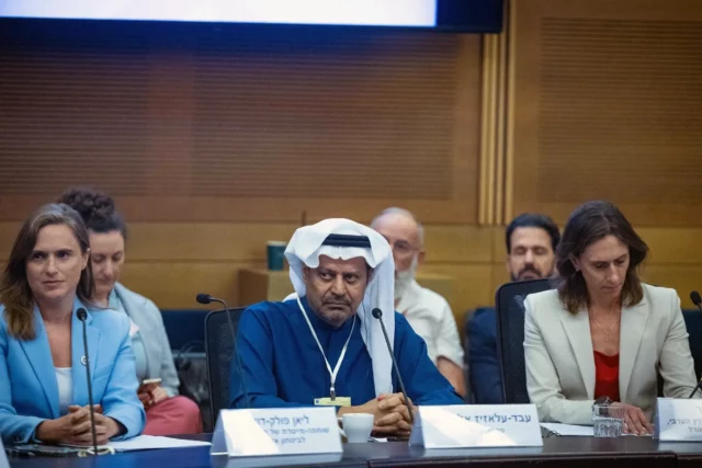 Activistas saudíes y sirios visitan el parlamento de Israel