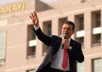 El alcalde de Estambul, Ekrem Imamoglu, se dirige a sus partidarios frente al palacio de justicia de Estambul en Estambul, Turquía, el 31 de enero de 2025. (AP Foto/Emrah Gurel)