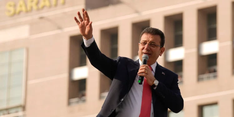 El alcalde de Estambul, Ekrem Imamoglu, se dirige a sus partidarios frente al palacio de justicia de Estambul en Estambul, Turquía, el 31 de enero de 2025. (AP Foto/Emrah Gurel)