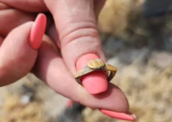 Encuentran joyas de oro a centímetros de tumbas romanas en Galilea