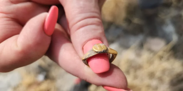 Encuentran joyas de oro a centímetros de tumbas romanas en Galilea