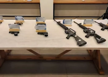 Agente encubierto condujo arresto de 48 sospechosos por tráfico de armas y drogas