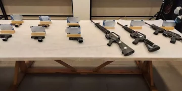 Agente encubierto condujo arresto de 48 sospechosos por tráfico de armas y drogas